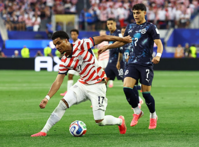 Gustavo Alfaro con expresión de preocupación tras la derrota de Paraguay.