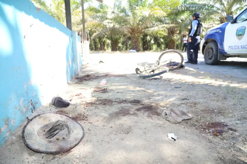 Personal policial investigando una escena de crimen múltiple en Honduras.