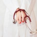 Estetoscopio médico sobre un escritorio en un centro de salud.