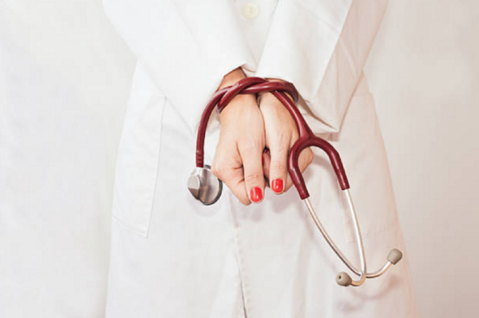 Estetoscopio médico sobre un escritorio en un centro de salud.