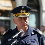 Efectivos de la policía uruguaya patrullando las calles de Montevideo.