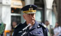 Efectivos de la policía uruguaya patrullando las calles de Montevideo.