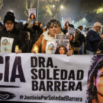 Manifestantes marchan en Montevideo pidiendo justicia por el caso Soledad Barrera.