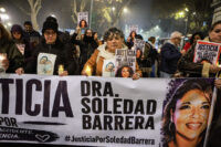 Manifestantes marchan en Montevideo pidiendo justicia por el caso Soledad Barrera.