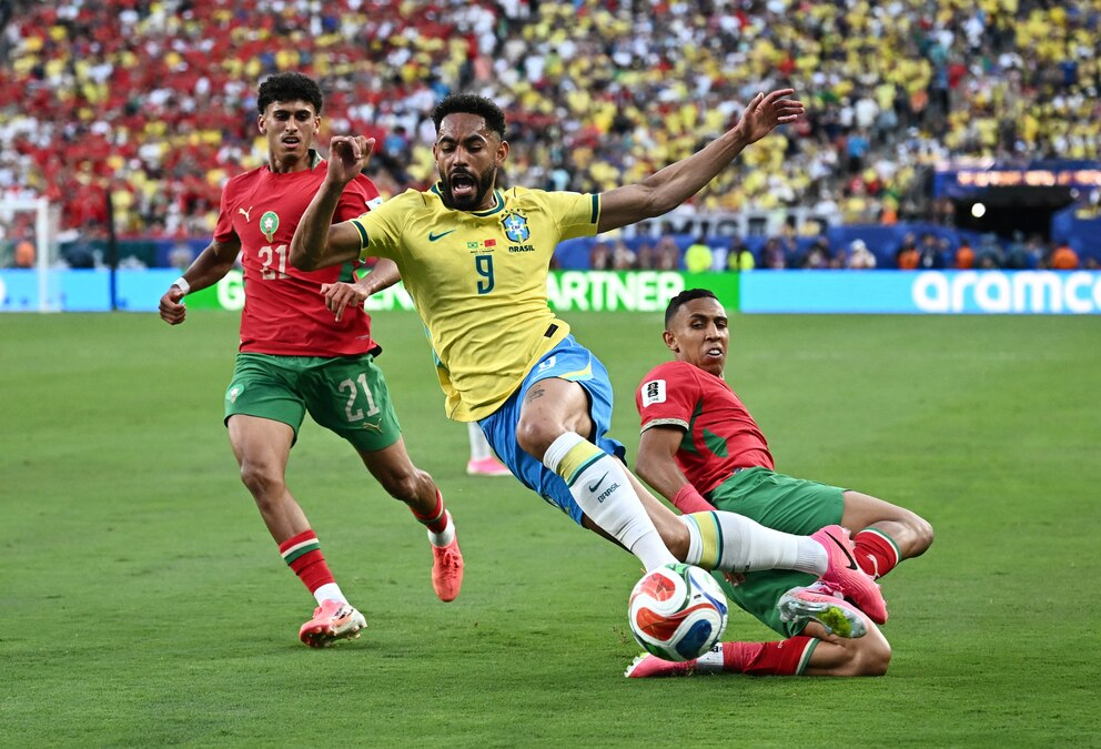 Jugadores de Marruecos disputando el balón con superioridad ante Brasil en el Mundial 2026.