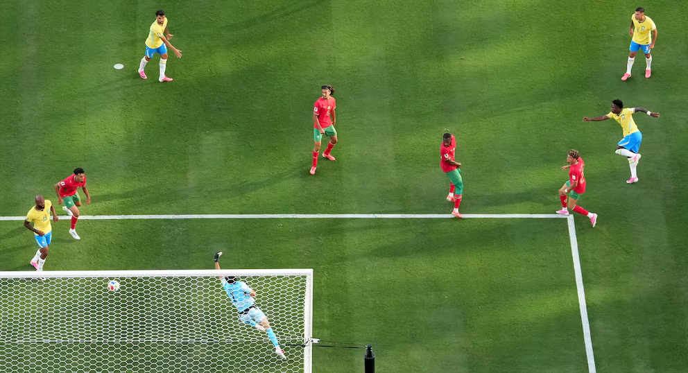 Vinicius Júnior ya sacó el remate y la pelota está por ingresar en la valla de Bono para el 1-1 de Brasil (Crédito: REUTERS/John Sibley)
