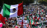 Colectivos de búsqueda sosteniendo fotos de desaparecidos en Ciudad de México.