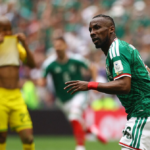 Jugadores de México y Sudáfrica disputando el balón durante el partido inaugural del Mundial 2026.