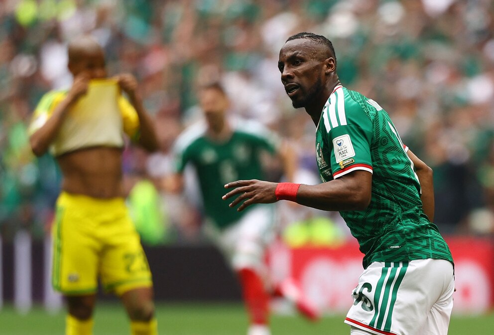 Jugadores de México y Sudáfrica disputando el balón durante el partido inaugural del Mundial 2026.