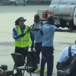 Futbolistas profesionales pasando por un control de seguridad estricto en un aeropuerto.