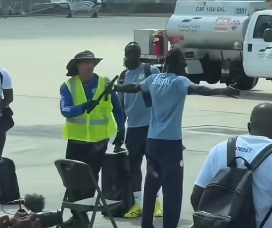 Futbolistas profesionales pasando por un control de seguridad estricto en un aeropuerto.