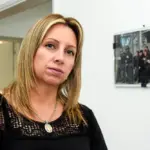 Agente de la policía uruguaya realizando tareas de patrullaje.