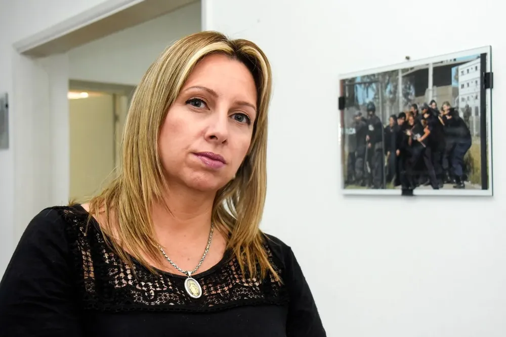 Agente de la policía uruguaya realizando tareas de patrullaje.