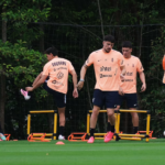 La selección de Uruguay ajusta detalles y afronta tres bajas decisivas en la previa a su debut en la Copa del Mundo (REUTERS/Paola Chiomante)