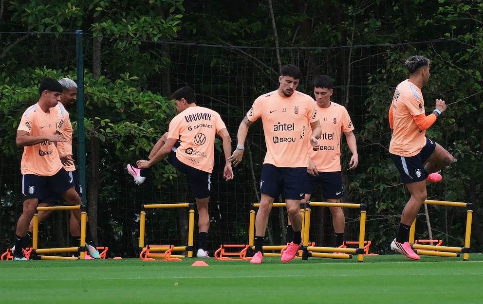 La selección de Uruguay ajusta detalles y afronta tres bajas decisivas en la previa a su debut en la Copa del Mundo (REUTERS/Paola Chiomante)