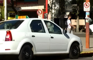 Retiran matrícula a taxi trucho en Salto mientras avanzan las gestiones para regular Uber y Cabify en el departamento La Intendencia de Salto retiró una matrícula a un taxi trucho durante controles de fin de semana; ya suman cuatro las chapas incautadas por transporte irregular mientras avanza un proyecto para regular Uber y Cabify.