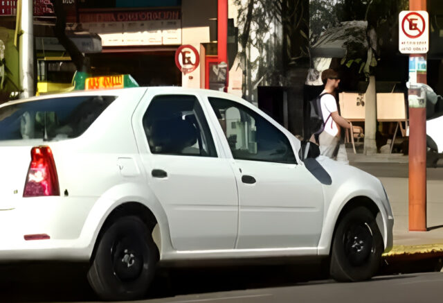 taxis-truchos (1) La Intendencia de Salto retiró una matrícula a un taxi trucho durante controles de fin de semana; ya suman cuatro las chapas incautadas por transporte irregular mientras avanza un proyecto para regular Uber y Cabify.