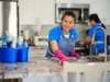 El servicio doméstico se reordena: desde julio rige un nuevo régimen de categorías laborales Trabajadora doméstica realizando tareas en un hogar en Uruguay