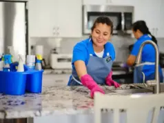 El servicio doméstico se reordena: desde julio rige un nuevo régimen de categorías laborales Trabajadora doméstica realizando tareas en un hogar en Uruguay