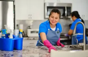 El servicio doméstico se reordena: desde julio rige un nuevo régimen de categorías laborales Trabajadora doméstica realizando tareas en un hogar en Uruguay