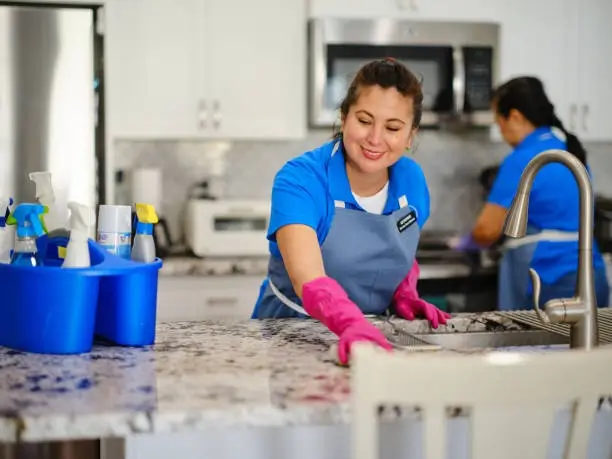 trabajadora-domestica-profesionalizacion-uruguay Trabajadora doméstica realizando tareas en un hogar en Uruguay