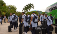 Jugadores de la selección uruguaya llegando al aeropuerto de Cancún.
