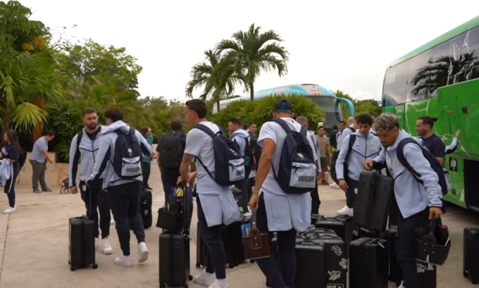 Jugadores de la selección uruguaya llegando al aeropuerto de Cancún.