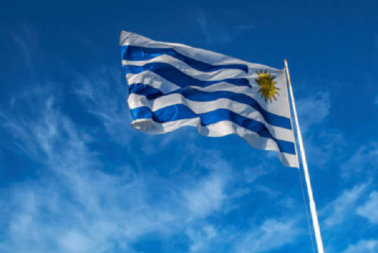 ¿Por qué Uruguay pierde terreno en libertades civiles según el World Justice Project? El Palacio Legislativo de Uruguay simbolizando la fortaleza del Estado de Derecho