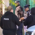 Momento en el que efectivos de seguridad realizan una detención en un operativo.