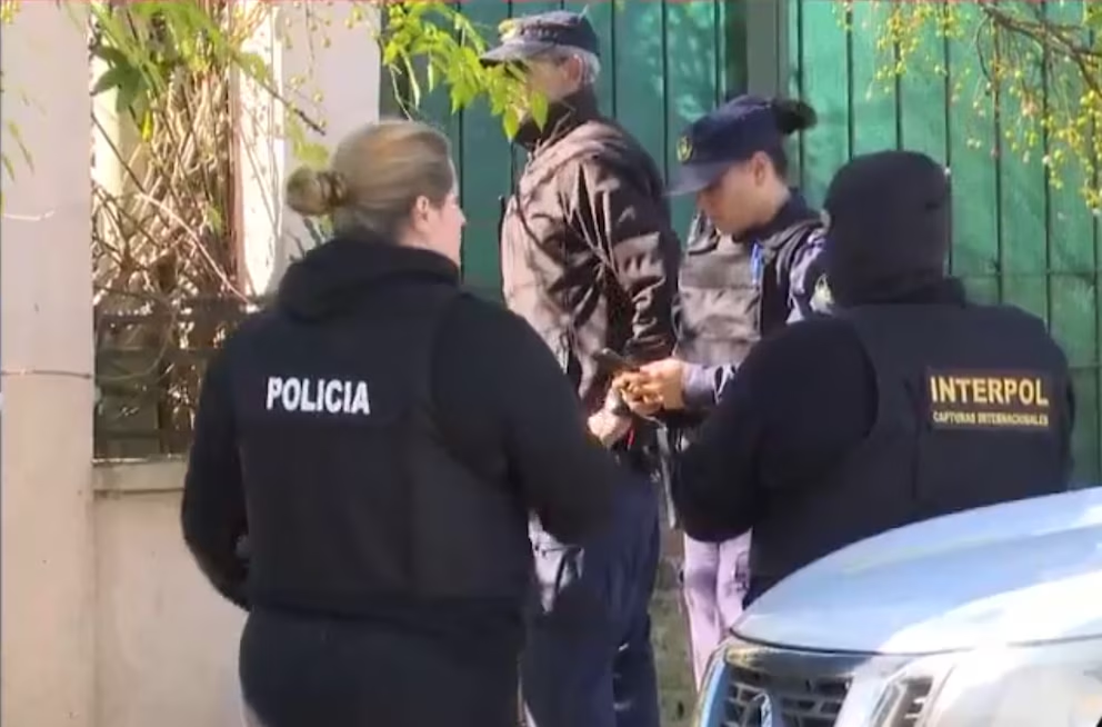Momento en el que efectivos de seguridad realizan una detención en un operativo.