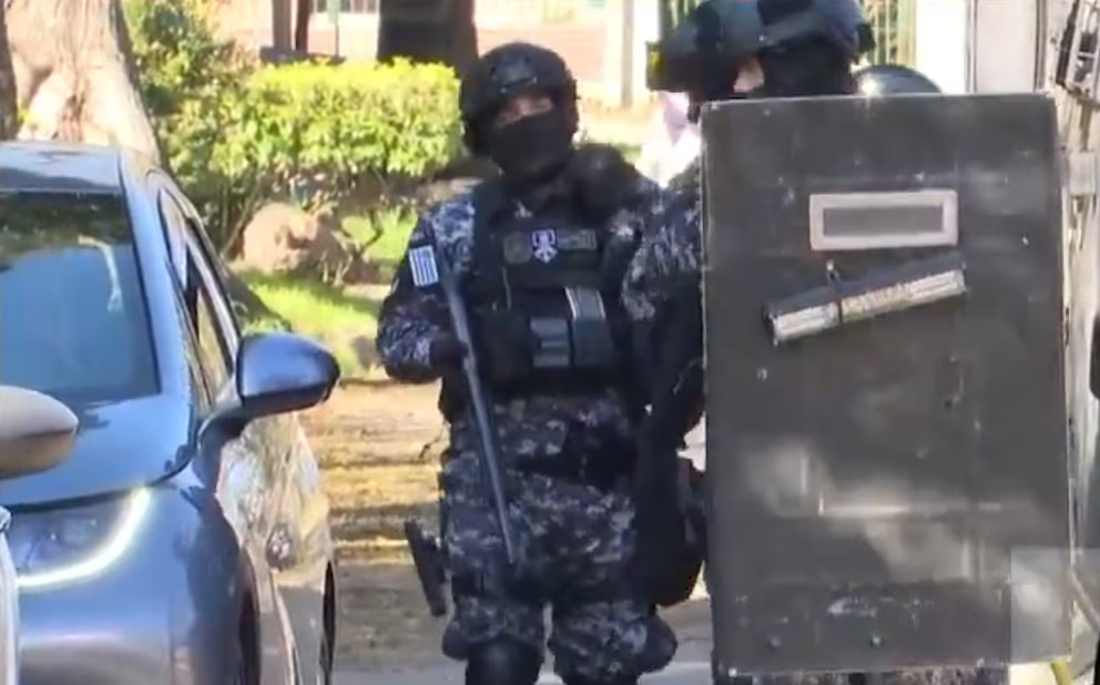 Agentes policiales realizando tareas de investigación en una escena.
