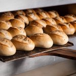 “Imagen de diferentes tipos de pan sobre una mesa, usada para ilustrar el debate sobre si el pan engorda según la evidencia científica.”