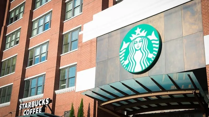 Starbucks enfrenta multa de $50 millones por quemaduras de bebida derramada