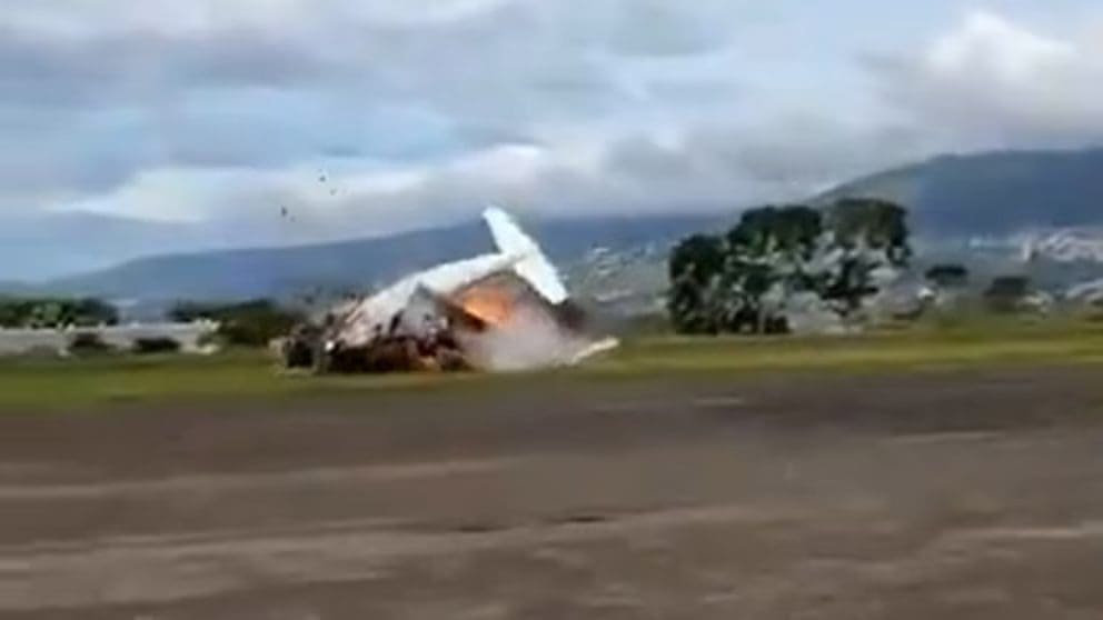 "Restos de la avioneta interceptada por la Fanb en el estado Apure, Venezuela, tras ingresar sin autorización al espacio aéreo; dos colombianos murieron en el siniestro"
