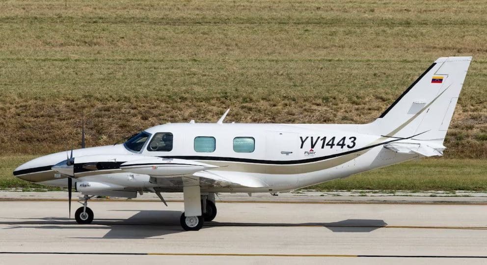 "Militares de la Fanb inspeccionan los restos calcinados de la avioneta Cessna 310 en Apure tras la interceptación aérea que dejó dos colombianos muertos"