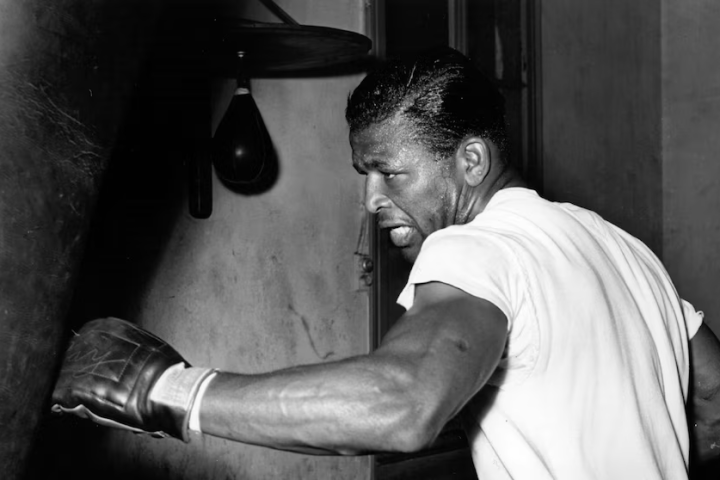 Sugar Ray Robinson en entrenamiento antes del combate con Jimmy Doyle en 1947.