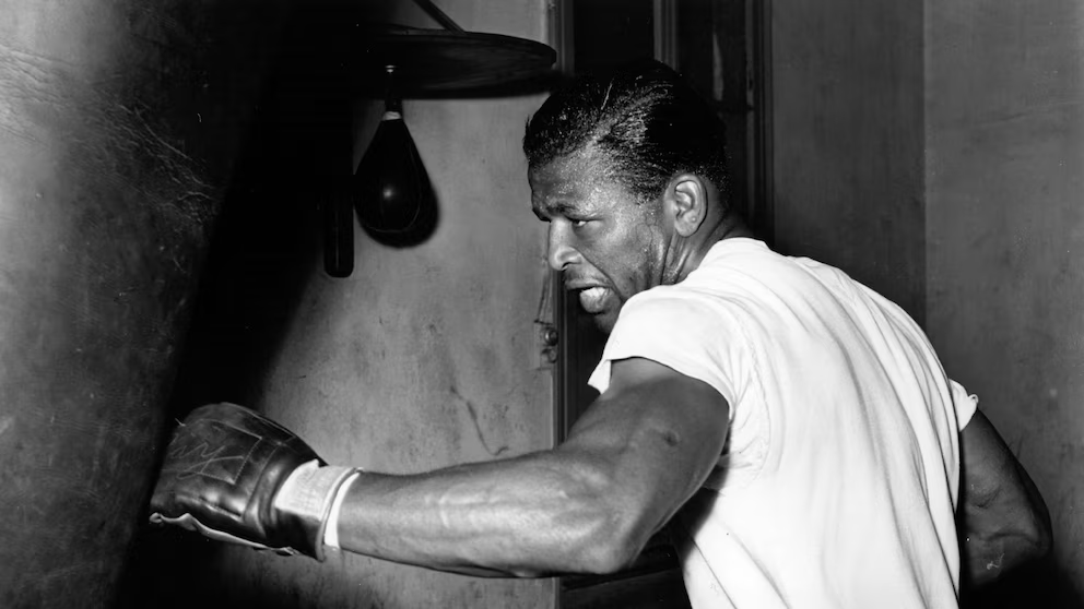 Sugar Ray Robinson en entrenamiento antes del combate con Jimmy Doyle en 1947.