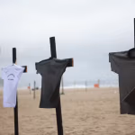 Cruces con camisetas policiales en Copacabana homenajean a los policías caídos en la megaoperación de Río.