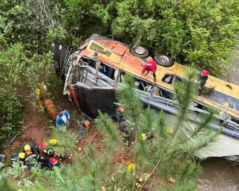 Rescate de víctimas tras accidente en Misiones Argentina, colectivo de Sol del Norte caído al arroyo Yazá.