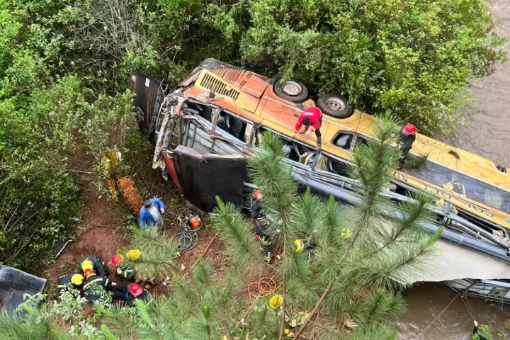 Rescate de víctimas tras accidente en Misiones Argentina, colectivo de Sol del Norte caído al arroyo Yazá.
