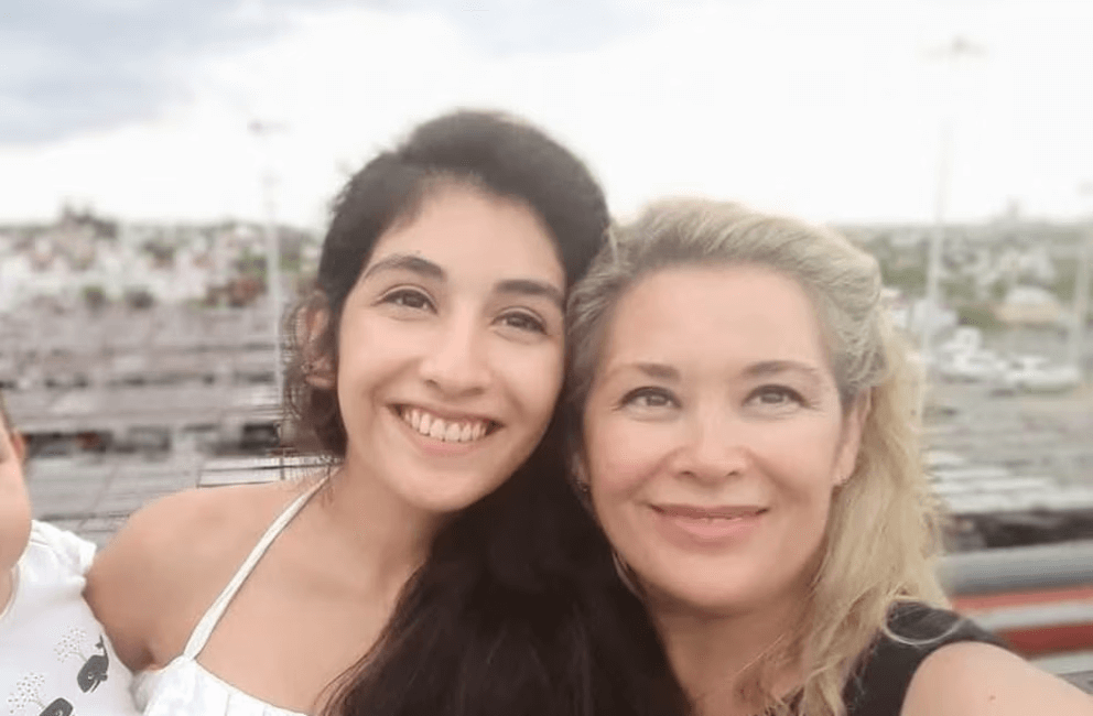 Cartel “Justicia por Luna Giardina” en marcha en Córdoba; Luna Giardina denuncias en Uruguay.
