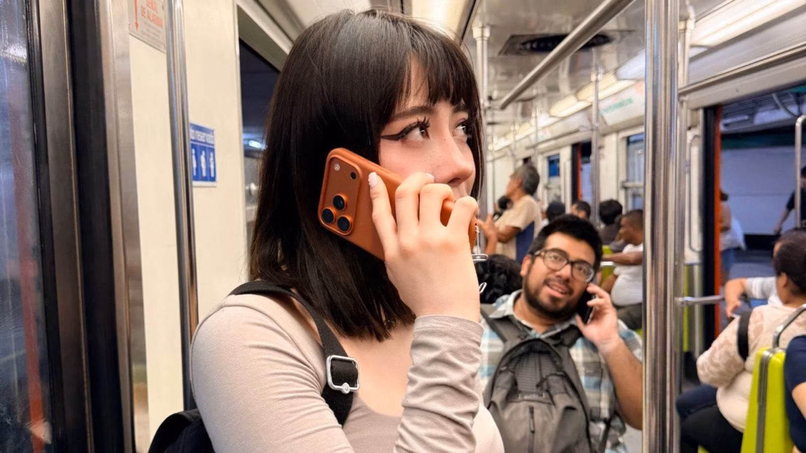Influencer desata polémica en redes al mostrar su iPhone 17 en el Metro de CDMX: ‘Ya no me quedó plata’