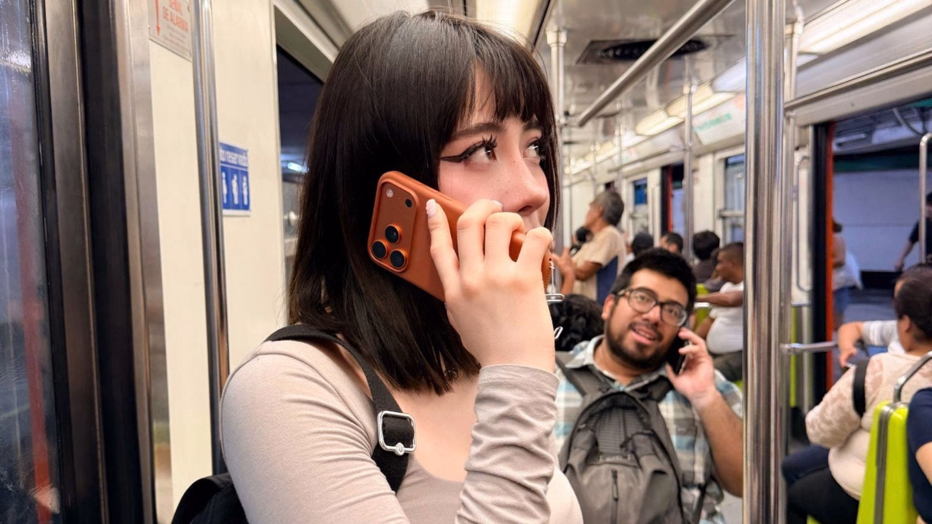 Influencer desata polémica en redes al mostrar su iPhone 17 en el Metro de CDMX: ‘Ya no me quedó plata’