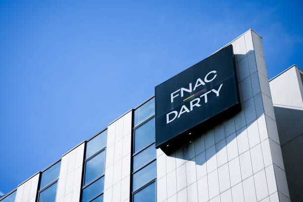 Fnac Darty reports revenues of 2,488.3 million euros. Financial chart showing Fnac Darty's revenue growth and financial results during the third quarter of 2025.