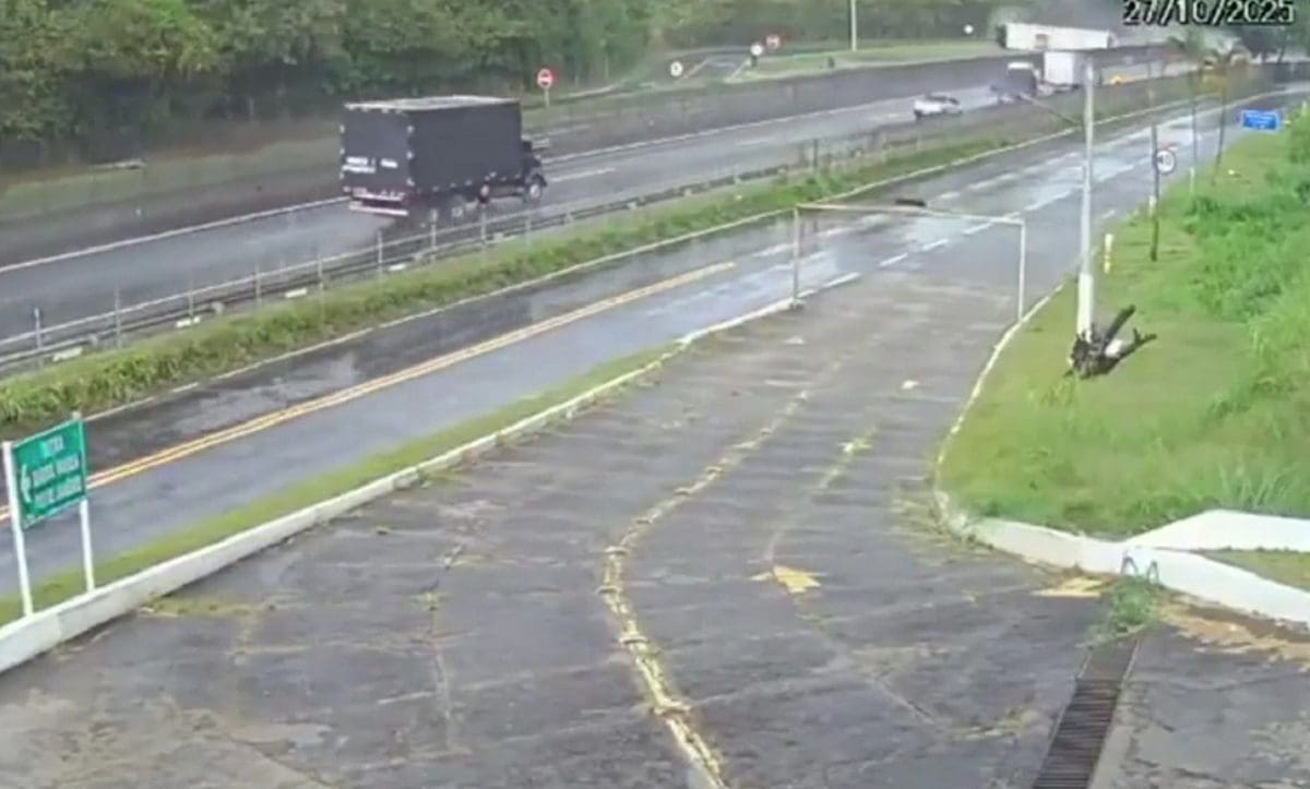 Cuatro heridos graves tras el vuelco del micro de hinchas de Flamengo.