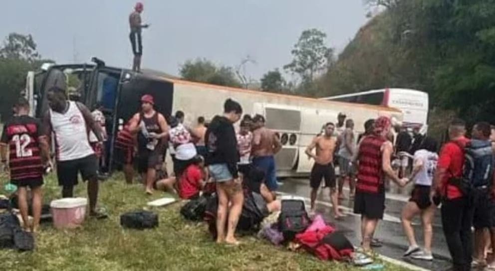 Cuatro heridos graves tras el vuelco del micro de hinchas de Flamengo. 65 Accidente hinchas Flamengo en Río de Janeiro durante el viaje a Buenos Aires para el partido de la Copa Libertadores.