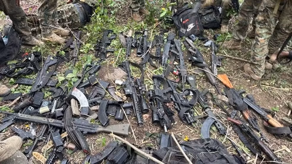 Armas militares de Venezuela, Perú y Argentina encontradas en poder del Comando Vermelho durante operativo en Río.
