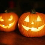 "Calabaza tallada iluminada simboliza el origen celta del Halloween moderno"