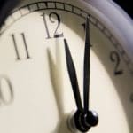 "Reloj despertador y bandera de Estados Unidos simbolizan el cambio de hora 2025"