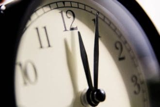 "Reloj despertador y bandera de Estados Unidos simbolizan el cambio de hora 2025"